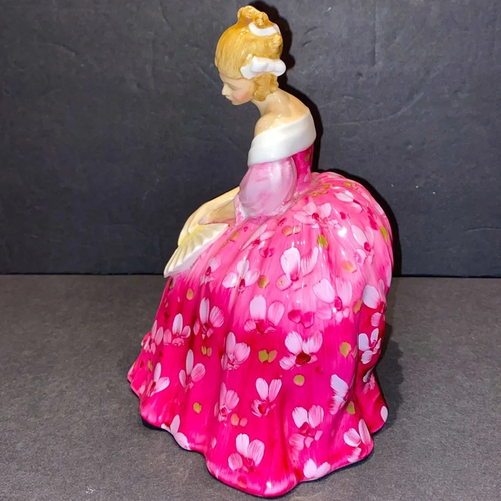 Victoria Porcelain Figurine - Picture 4 of 11